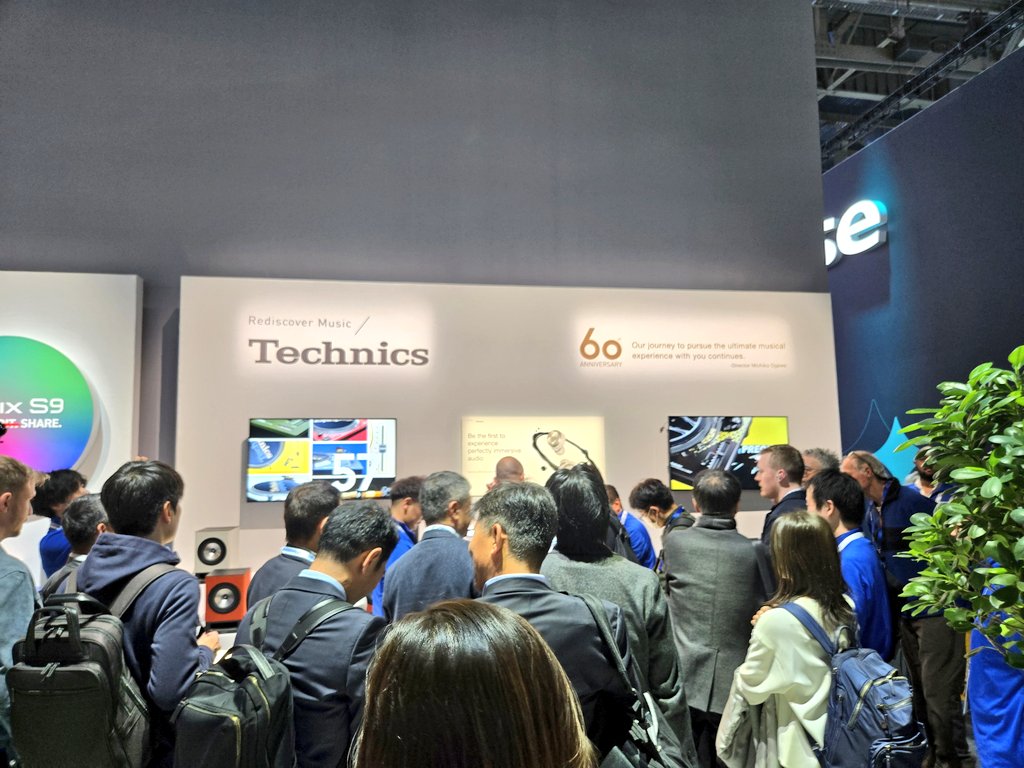 eear_kensan's tweet image. #Technics
#CES2025

さっきCESで解禁されたばかりのEAH-AZ100！
ブースも賑わいすぎてて大変でした😇
試した感想としては、
音はいいわ性能も上がってるわサイズは小さくなってるわ重さも軽くなってるわで完璧といっても過言ではないかもしれない🤔
AZ80からの完全正統進化過ぎて発売が待ち遠しい！