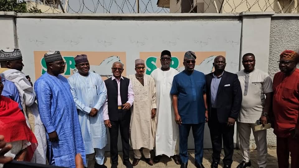MrGEO01's tweet photo. A gathering of prominent politicians,including His Excellency Dr. Hamza Almustapha,His Excellency Mallam Nasir El-Rufai,Senator Gada,Otunba Segun&others,took place @d SDP National Secretariat in Abuja, where they met with Alhaji Shehu Musa Gabam SDP National Chairman.
#ThinkHamza https://t.co/jAvQrktBTG