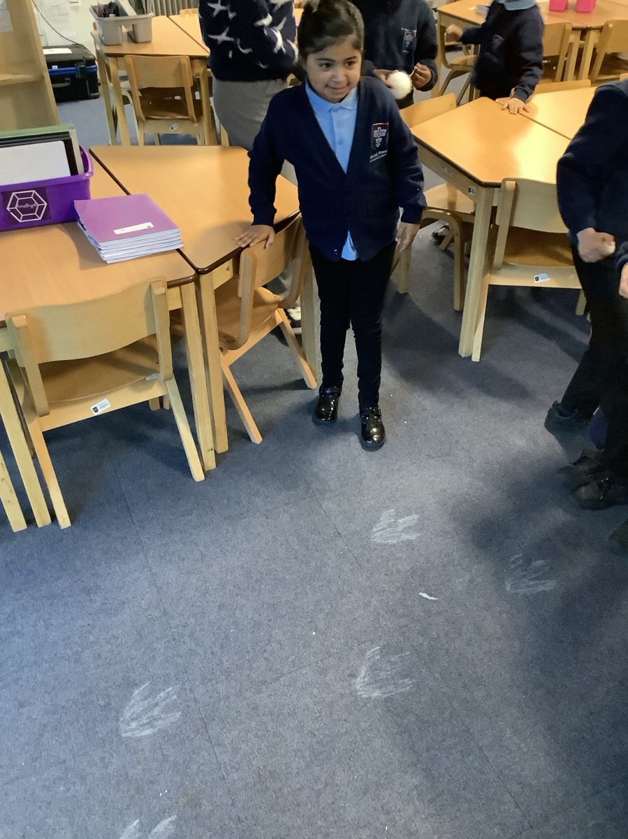 Year 2 had a visitor during the holidays. We found footprints and an umbrella filled with snow! The children had to use their inference skills to work out what creature they thought had visited 🐧