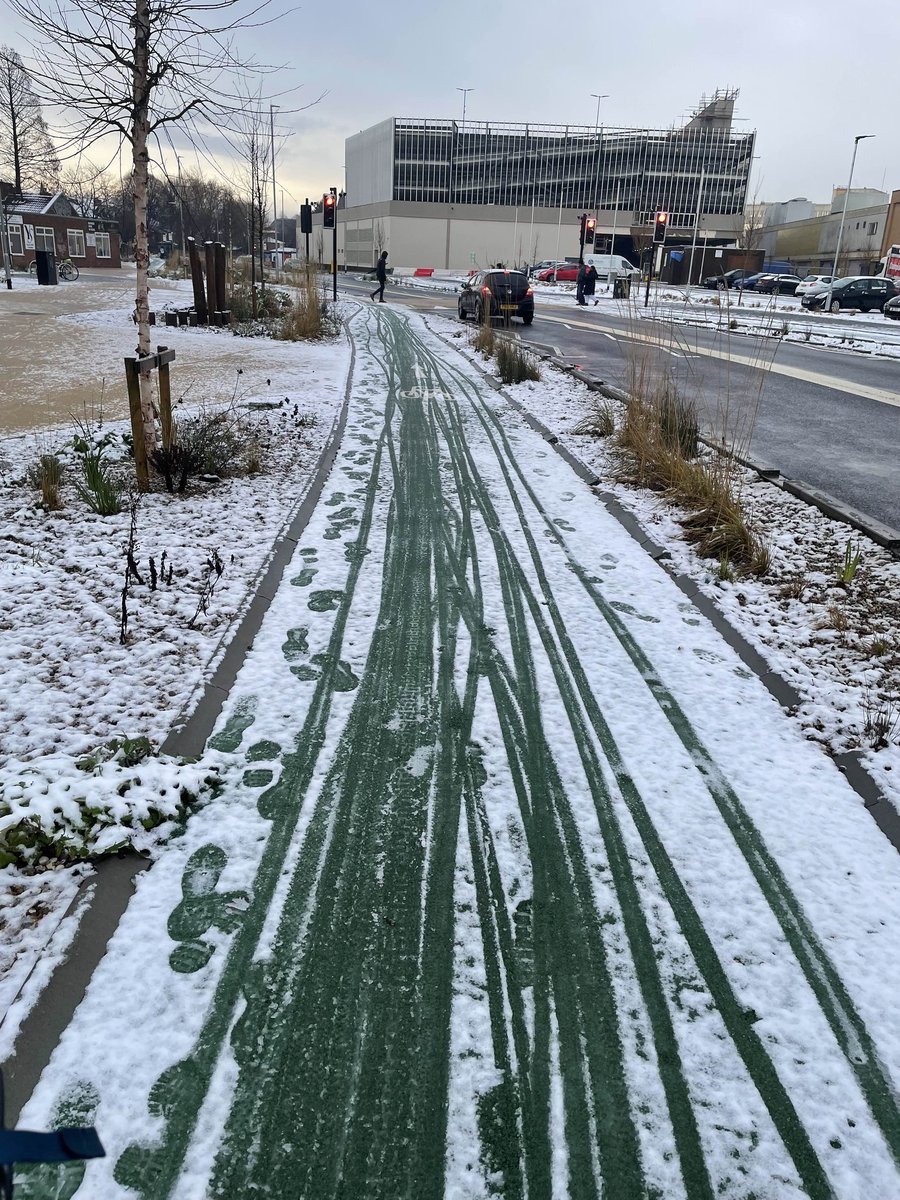 Kingsway, Stretford 10am today. Nobody uses the cycle lane, nobody cycles in the winter/in the cold/in the snow/in our climate/ we're not the Netherlands blah blah

Photo credit HS