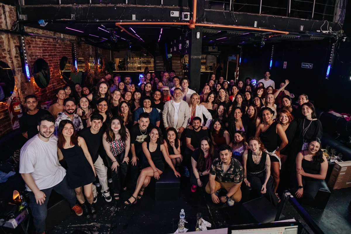 Hoy celebramos 31 años de comunicar y contar historias, felices de hacer lo que nos gusta.🎂

Gracias por ser parte de este lindo camino. ¡Sigamos creando historias increíbles!🥳🧡

#ComunicarEsConversar