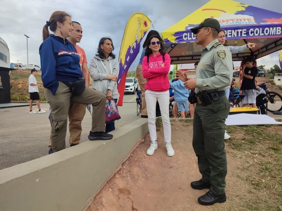 PoliciaColombia's tweet photo. Nuestros uniformados de @ProteccionPonal realizan permanentes controles a prestadores de servicios turísticos, para que propios y visitantes disfruten de un #TurismoSeguro. 

📸Bucaramanga https://t.co/DHrw8edwGR