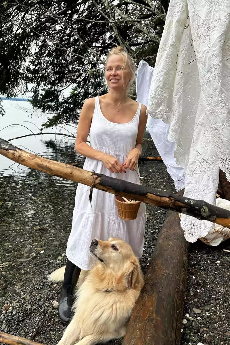 cardamomkiss's tweet photo. Pamela Anderson at her home on Vancouver Island https://t.co/ikcPjFQ0x8