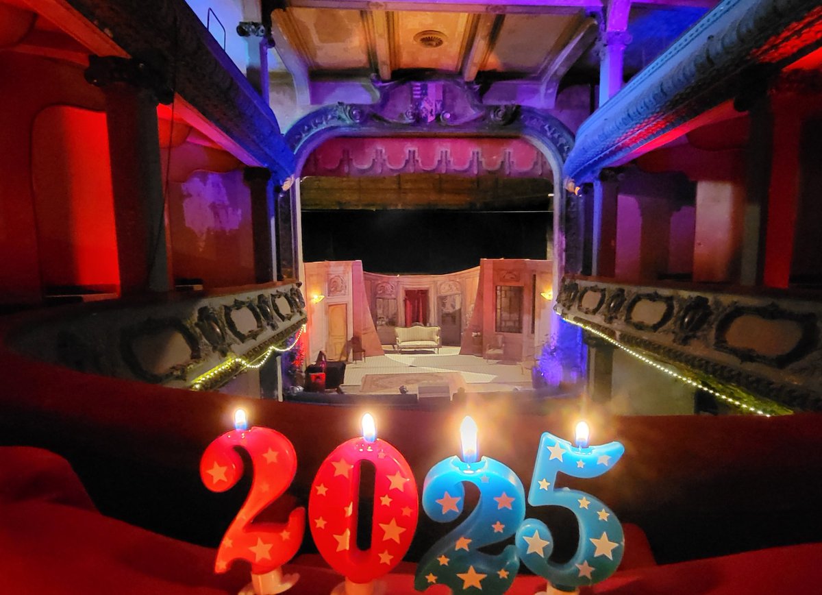 Le "Théâtre des Bleus de Bar" vous présente ses meilleurs vœux pour 2025.

Des bougies à souffler tous ensemble pour cette année qui s'annonce pleine d'envies et de défis.

Au programme : diagnostic historique et animations pléthoriques pour avancer sur ce projet magique.