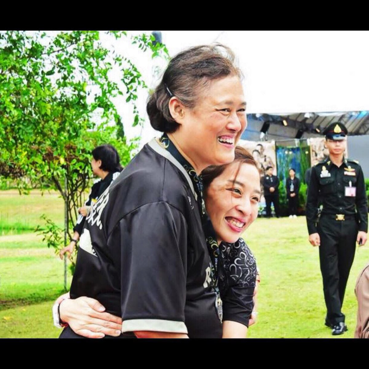 huang_huixian's tweet photo. สมเด็จพระกนิษฐาธิราชเจ้า กรมสมเด็จพระเทพรัตนราชสุดาฯ สยามบรมราชกุมารี
เสด็จพระราชดำเนินไปทรงเป็นองค์ประธานเปิดการจัดกิจกรรม #WalkRally การแข่งขัน วิ่ง-ปั่น Inspire Run and Ride by Princess & Friends 2017
ในการนี้ สมเด็จพระเจ้าลูกเธอ เจ้าฟ้าพัชรกิติยาภา นเรนทิราเทพยวดี กรมหลวงราชสาริณีสิริพัชร มหาวัชรราชธิดา เฝ้าทูลละอองพระบาทรับเสด็จ ทูลเกล้าทูลกระหม่อมถวายพวงมาลัย ณ #ไร่องุ่นซิลเวอร์เลค #อำเภอสัตหีบ #จังหวัดชลบุรี
เมื่อวันอาทิตย์ที่ ๘ มกราคม พุทธศักราช ๒๕๖๐
CR. https://t.co/7631xw2Mft