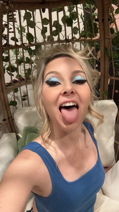 I’m safe from the fires come chat with me on only fans distract me from this craziness! Tip me for more