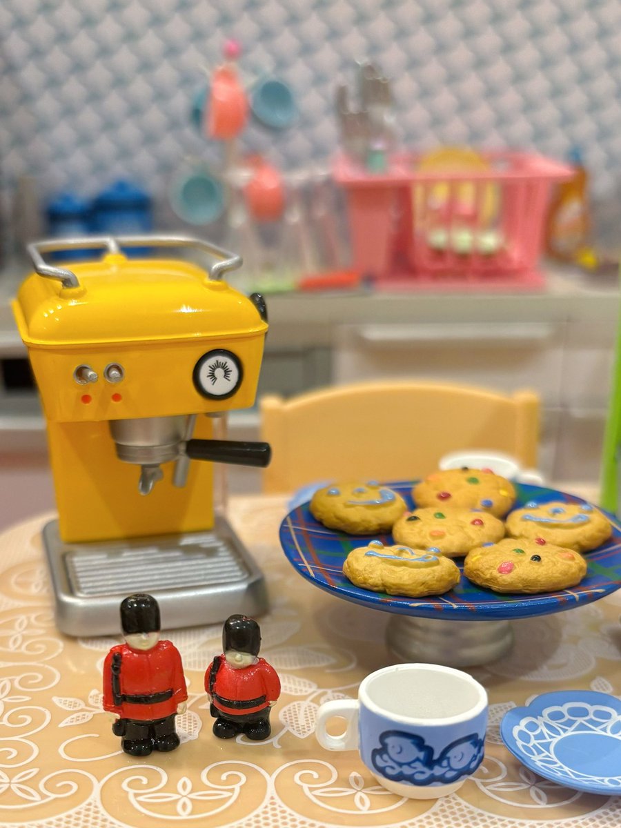 bluksky's tweet photo. What on earth could be more luxurious than a cup of #coffee ,a piece of #biscuit with a #friend😊 

#友達 と#クッキー🍪 、そして一杯の#コーヒー☕️ 
これ以上#贅沢なもの  がこの世にあるだろうか？😊 https://t.co/002h4a7UWQ