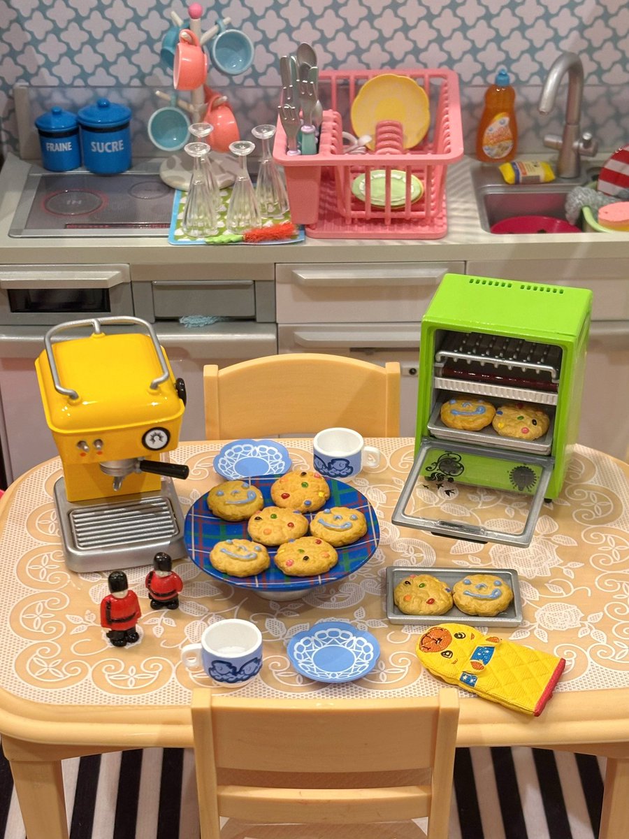 bluksky's tweet photo. What on earth could be more luxurious than a cup of #coffee ,a piece of #biscuit with a #friend😊 

#友達 と#クッキー🍪 、そして一杯の#コーヒー☕️ 
これ以上#贅沢なもの  がこの世にあるだろうか？😊 https://t.co/002h4a7UWQ