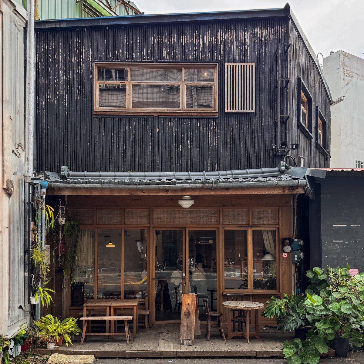 widsawaphatiew's tweet photo. คาเฟ่บ้านไม้สไตล์โฮมมี่
Vibes สวย แห่งเมือง #เกาสง ☕️🥐🇹🇼

📍 二雄 (𝐛𝐨𝐠 𝐭𝐞𝐚 𝐬𝐡𝐨𝐩)
พิกัด : https://t.co/7h8QLGKJlU
🧭 เวลาเปิดปิด : 10.30-18.00 น. (หยุดทุกวันพุธ)
@aroii 
#คาเฟ่เกาสง #รีวิวคาเฟ่ #kaohsiung #รีวิวไต้หวัน #วิศวะพาเที่ยว https://t.co/I2QMKxuTCE
