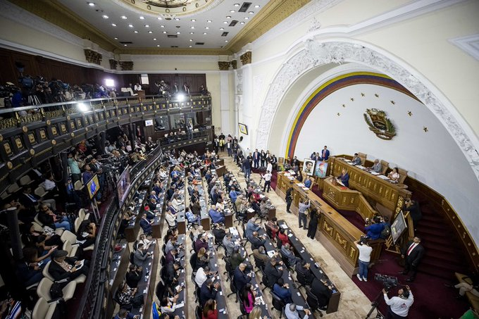 ReporteYa's tweet photo. #7Ene #AN2020
La Asamblea Nacional 2020 declara personas no gratas a nueve expresidentes latinoamericanos: Andrés Pastrana (Colombia), Mario Abdo Benítez (Paraguay), Vicente Fox y Felipe Calderón (México), Mireya Moscoso y Ernesto Pérez Balladares (Panamá), Jorge Quiroga (Bolivia), Jamil Mahuad (Ecuador) y Laura Chinchilla (Costa Rica). - @EFEnoticias