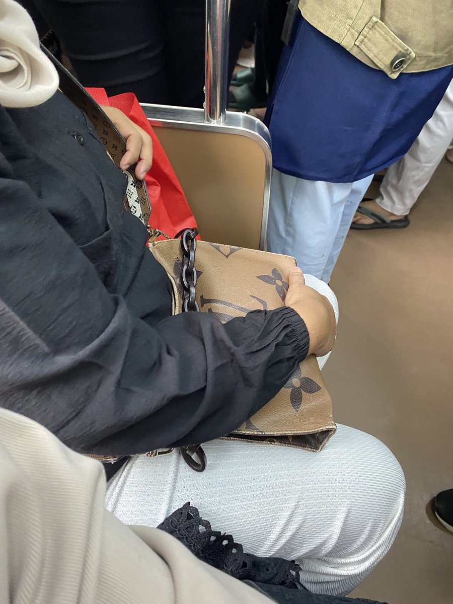 29RAS's tweet photo. kursi priority tuh sempit isinya bumil yg mostly badannya bengkak, 

ini emak2 antah berantah duduk di priority seat, naro goodie bag diatas kursi pula🥲 

sempit bu😅 https://t.co/pMnb1AnoiV