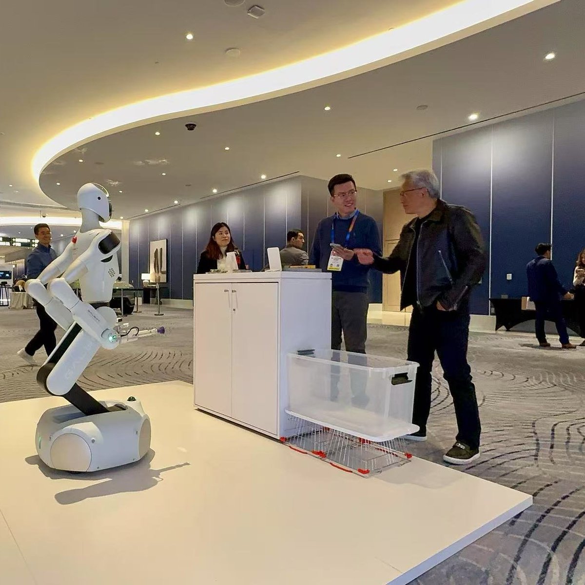GalbotRobotics's tweet image. Jensen Huang personally visited Galbot&apos;s booth at the NVIDIA partnership exhibition！where he experienced Galbot&apos;s unattended retail solution and highly praised Galbot&apos;s Synthesis Big Data and Sim2Real approach!