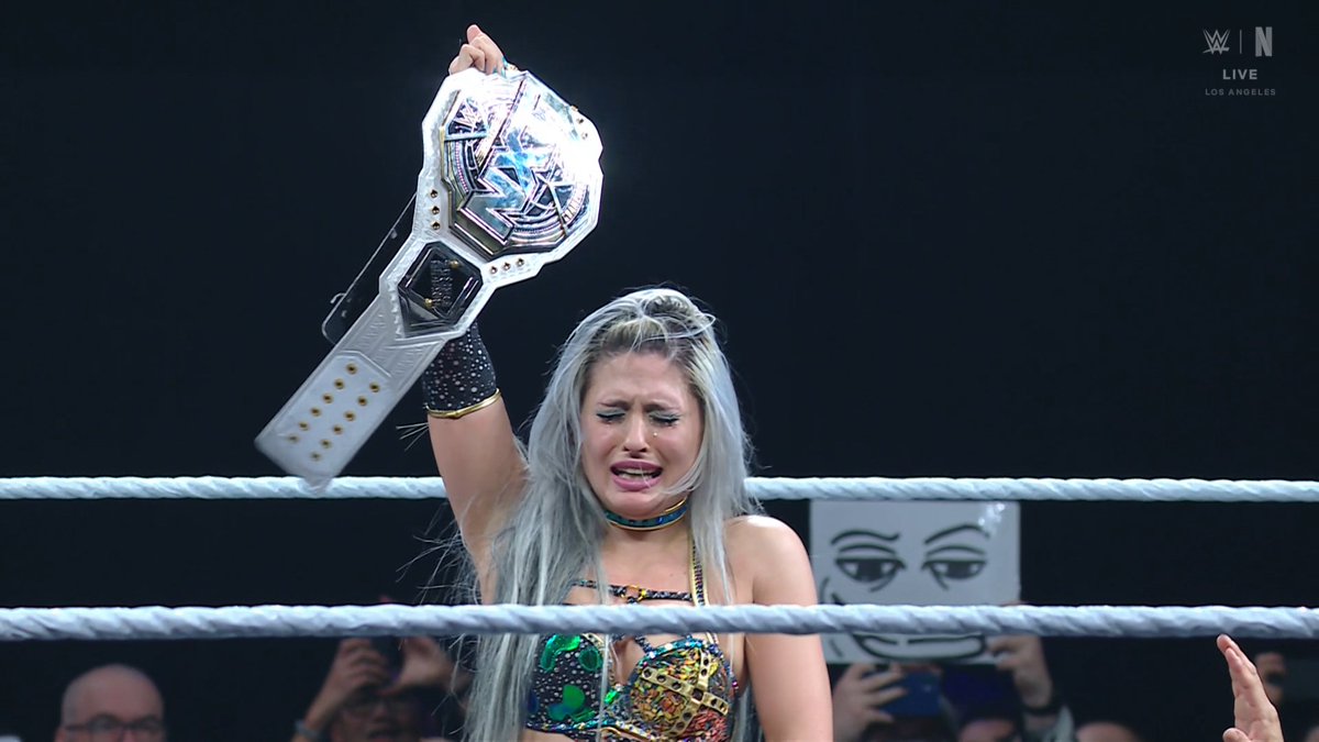 LynkWWE's tweet photo. Giulia derrota a Roxanne Perez y es la nueva campeona femenina de #WWENXT https://t.co/MzvuLxg0ID