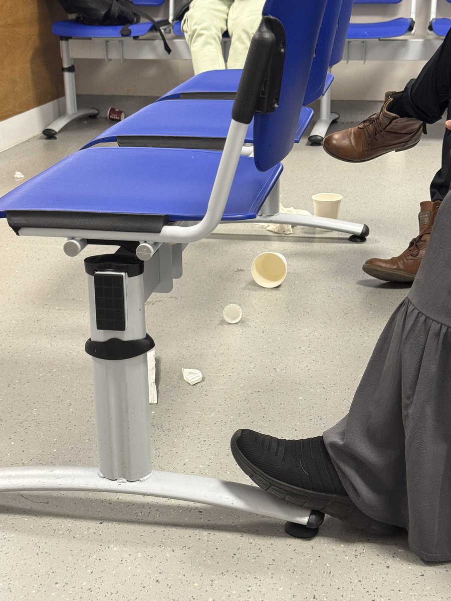 naramackenzie's tweet photo. @KingsCollegeNHS boasts about cleanliness yet the A&amp;E department looks like a skunk has raided the bins, emerged victorious, leaving behind a rancorous wasteland of filth. A nurse has called a plethora of times for the cleaner and it has taken 4 hours for someone to show up. https://t.co/EYnAqf6jVK