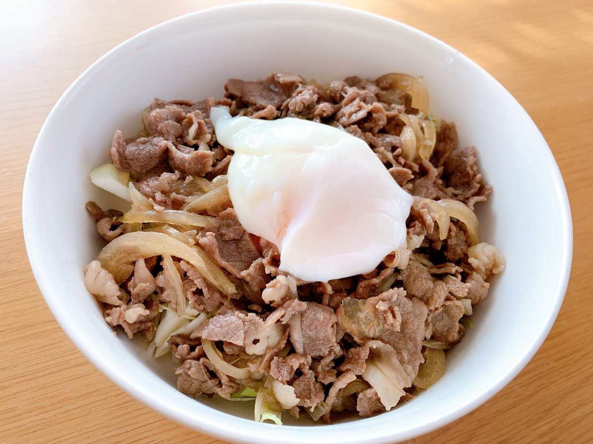 ma_11_a's tweet photo. 朝食兼昼食。温玉牛丼。貰った高いお肉の残りと玉ねぎで。温玉も良い感じ。つゆだく。年末年始でまた体重の平均が上がった。食べる量が増えたから当たり前なんだけど。本音は3kg…せめて1kgはしっかり落とさないと。50kg台は絶対に嫌。誰がどう見ても痩せてる自分でいたい。何もなくなる。#摂食障害 https://t.co/l6CJoiaUdD