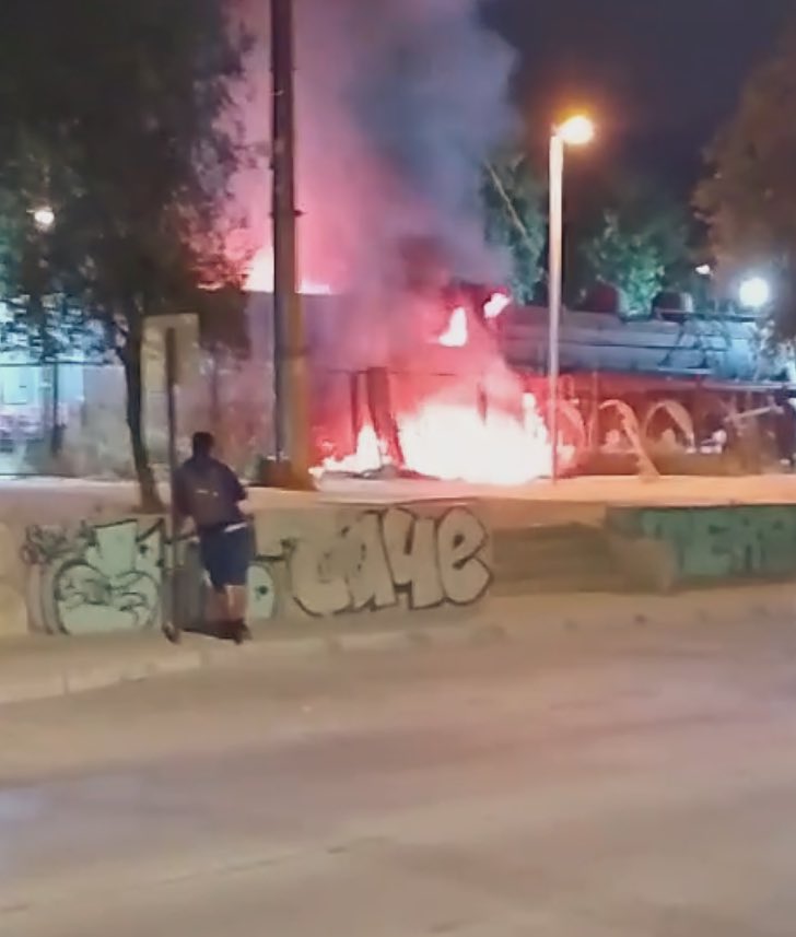 CafeConEnfasis_'s tweet photo. 🚨🔥AHORA: Desconocidos prenden fuego a la antigua locomotora ubicada a un costado de la estación @EFEValparaiso de Villa Alemana, provocándole importantes daños. https://t.co/rzz1oVot38