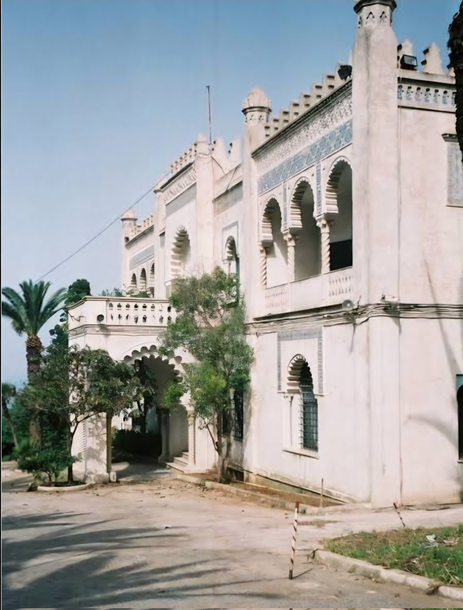 younessabeur's tweet photo. Dans cette villa appelée villa Sesini à El Madania, sur les hauteurs d'Alger, Jean-Marie Le Pen, lieutenant au 1er REP, a torturé et assassiné des Algériens. Ce lieu chargé de mémoire reste un symbole des atrocités commises durant la guerre de libération nationale. N'oublions jamais.

#LePen
#LePenEstMort
#Algerie