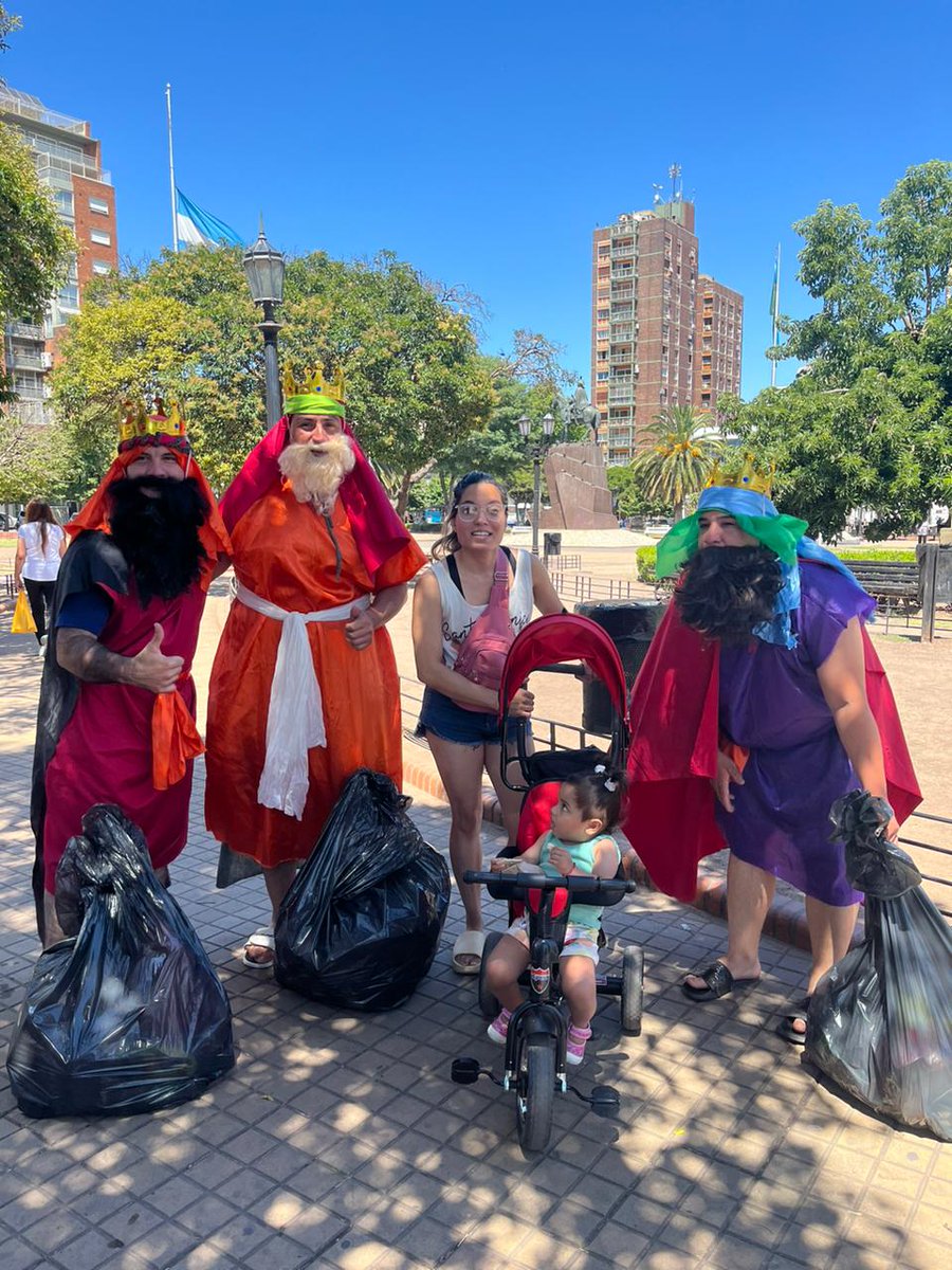 DboraNataliaCo2's tweet photo. El @martinez_chapu y mis amigos MARU FEDE ROBERTO DANIEL MAURO ANALIA MARCELO DIA DE REYES EN LA MUNICIPALIDAD DE MORON Y HOSPITAL DANDO JUGUETES DIA DE REYES A LOS NIÑOS POR UNA SONRISA ESO ES DAR CON EL CORAZÓN Y EN LAS NESECIDADES DE LOS NIÑOS GENIOOOOOSSSSSSS LOS AMOOOOO https://t.co/rfR2NIa4lO