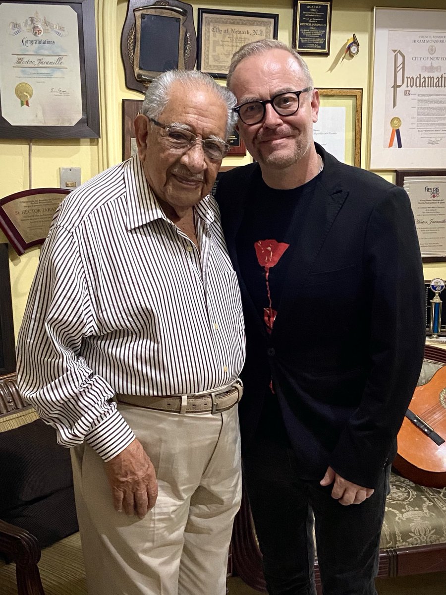🇪🇨 Hector Jaramillo tiene 93 años y 75 años de trayectoria artística. “El señor del pañuelo blanco” me dio una entrevista cálida, inspiradora y llena de pasillos. Acaba de cantar en Azogues, Naranjal y Guayaquil donde vive desde hace 60 años. Hector es patrimonio nacional.