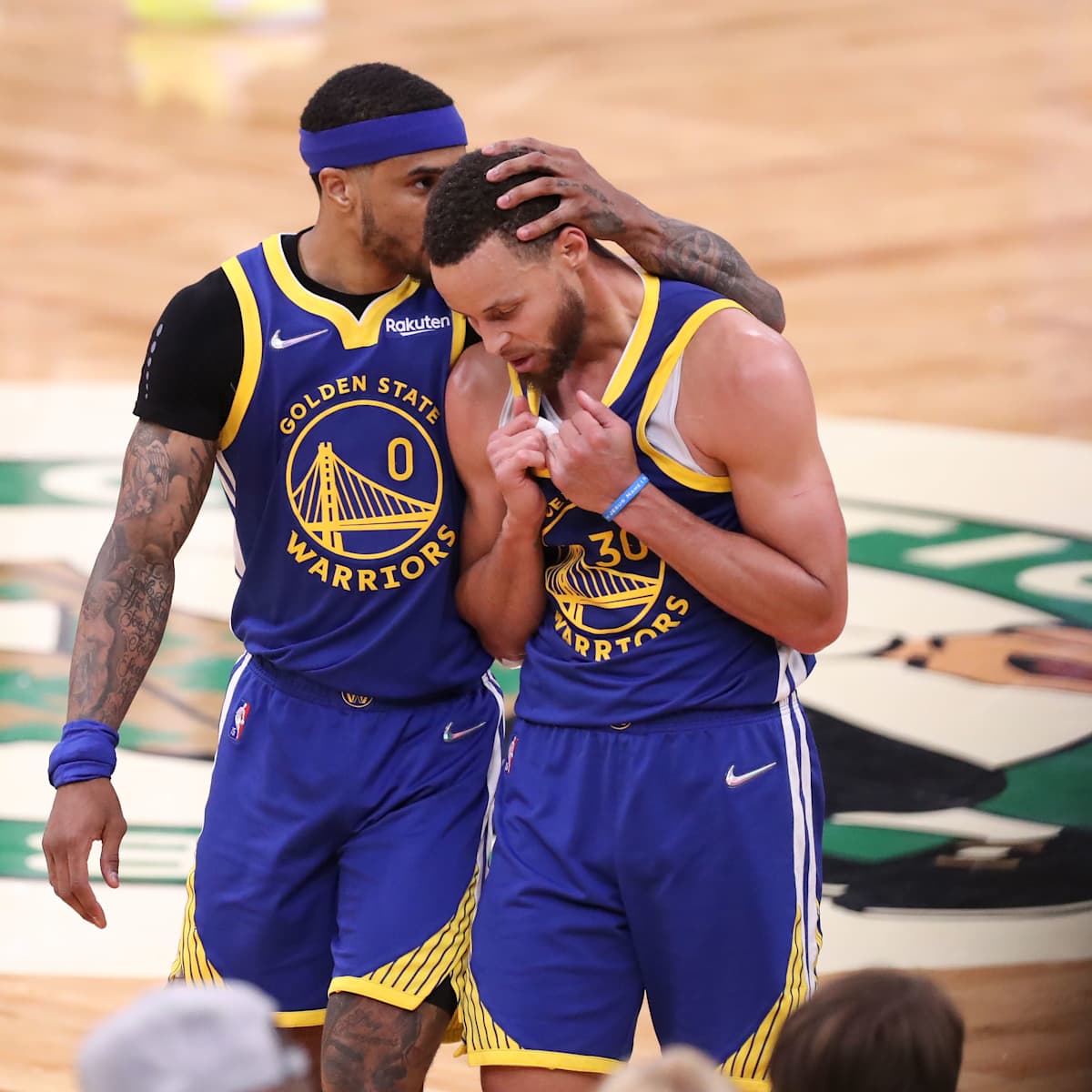 WarriorsLatam_'s tweet photo. Gary Payton II se expresó sobre la situación de Steph Curry y Golden State Warriors:

"No me gusta que estemos desperdiciando el tiempo que le queda a Steph. Estoy seguro de que él podría jugar 5 años más, pero la realidad es que no sé si quiere hacerlo.

Yo trato de afrontar cada partido pensando en que hay que ganarlo, por el #30. Porque cada partido que dejamos pasar, es un partido más de Steph que se nos va".

😭