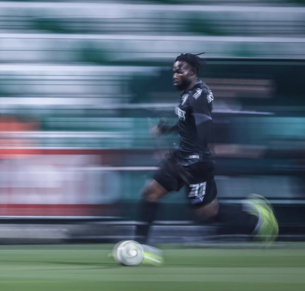 ClemntSL's tweet photo. 🔄 Un attaquant au #RCLens ! Goduine Koyalipou 🇨🇫 sera officialisé ce mercredi, sous réserve de la traditionnelle visite médicale. 

Clause libératoire à 2M€ fixée par le CSKA Sofia 🇧🇬 et contrat de 3 saisons à venir selon @footmercato. https://t.co/W5Y7p4dU6q