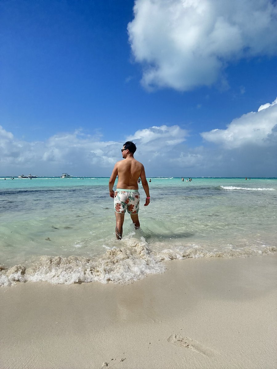 Jayaree69's tweet photo. Missing the crystal blue waters out in Isla Mujeres Mexico. ☀️🐠🏖️ My first and best solo travel experience back in November was a success and one for the books! 👏🏼 https://t.co/02Okf0zQ0a