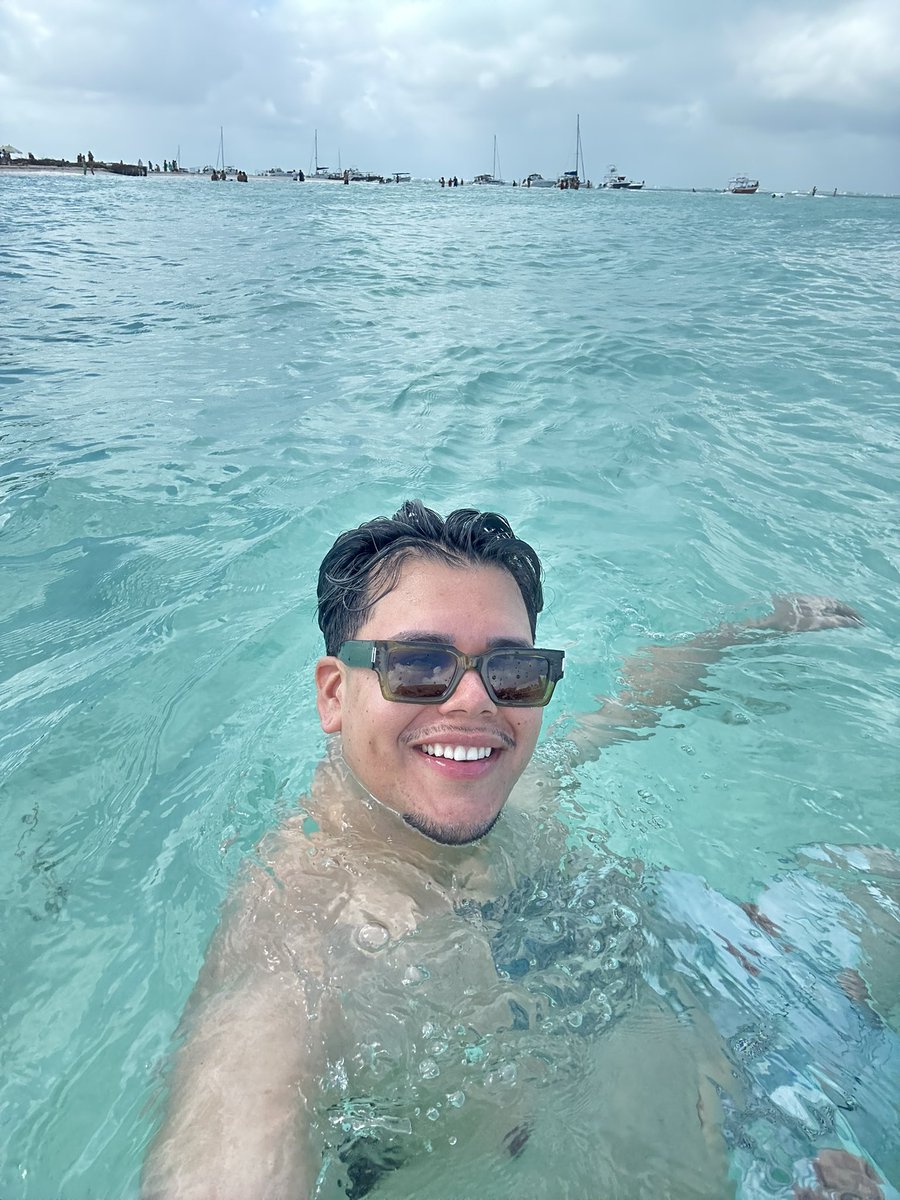 Jayaree69's tweet photo. Missing the crystal blue waters out in Isla Mujeres Mexico. ☀️🐠🏖️ My first and best solo travel experience back in November was a success and one for the books! 👏🏼 https://t.co/02Okf0zQ0a