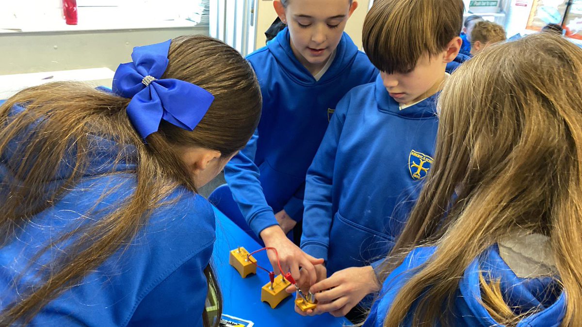 KCEclasses789's tweet photo. Willow Class then investigated the effects on a motor when we added more cells. ⚡️ ⚡️ Well done everyone 👏 #KCEScience https://t.co/hqVyhJA2Wd