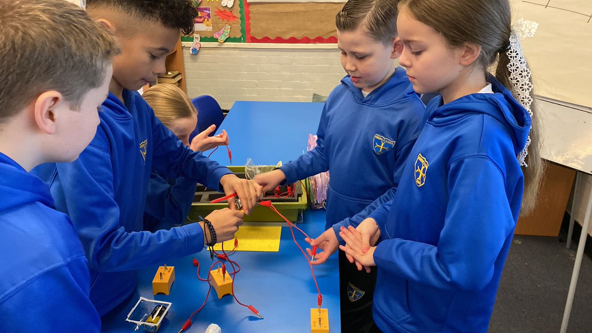 KCEclasses789's tweet photo. Willow Class then investigated the effects on a motor when we added more cells. ⚡️ ⚡️ Well done everyone 👏 #KCEScience https://t.co/hqVyhJA2Wd
