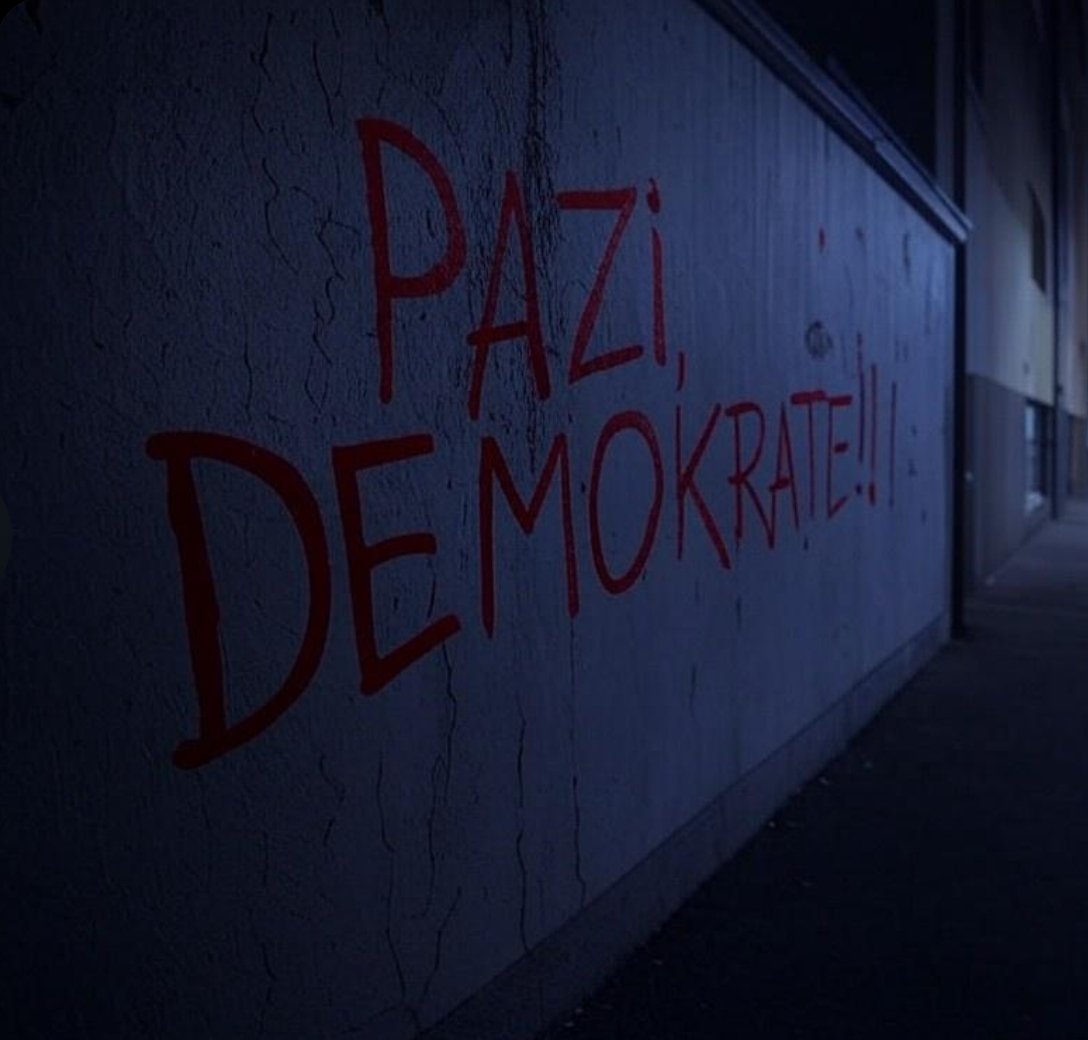 VjecnaSi's tweet photo. PAZI
           DEMOKRATE!!! https://t.co/vvn3HpoqxY