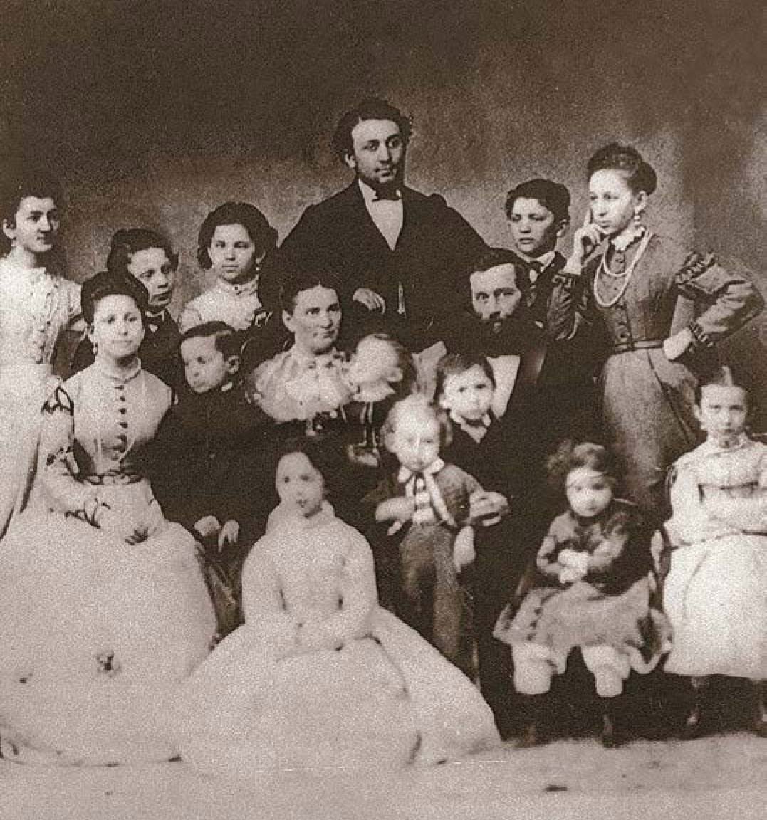 aszebeskidy's tweet photo. Polecam uwadze artykuł P. Keniga z Muzeum w Bielsku-Białej o żydowskiej rodzinie Neumannów, która zamieszkiwała od lat 60. XIX wieku w Bielsku i Białej. Do nich należał jeden z największych młynów parowych w Polsce https://t.co/PrAjbfPPUU https://t.co/Zxj8q4mz7z