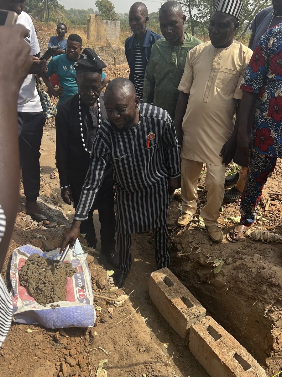 CephasDyako's tweet image. It was an exciting moment for Mbamikaan community of Konshisha LGA as I joined my kinsmen to celebrate the New Year and lay a foundation for the reconstruction of a PHC Clinic at Anwunna. A project initiated by myself. 

I am committed to improving my people and my place.