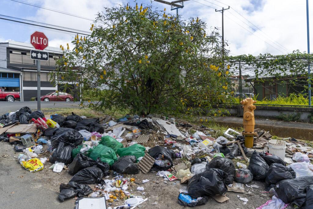 #País. Municipalidades afirman que Ministerio de Salud quiere exceder su rol rector con nuevo reglamento sobre basura
 semanariouniversidad.com/pais/municipal…
