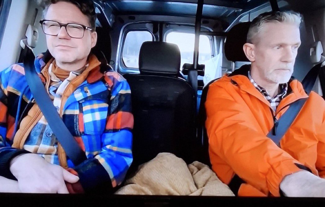 Jan laat Michiel lekker zakken. Dat is hij zo gewend uit de uitvaartbranche.  #wintervolliefde