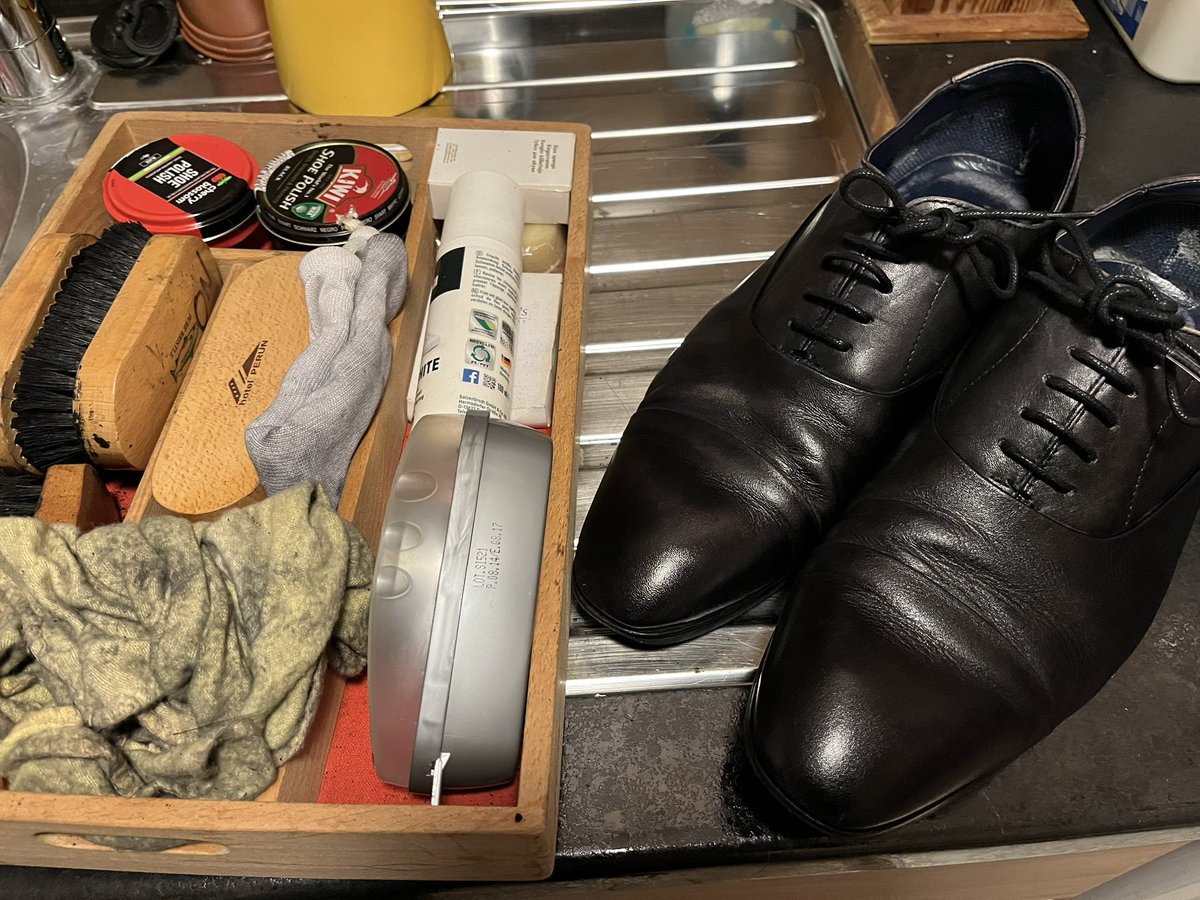 An installation meeting later this week kicks off a very busy January… taking advantage of my last evening at home for a while by giving the shoes some much needed love, care and attention 🥰