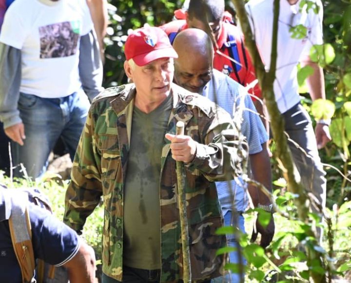 "...estar aquí no nos hace más revolucionarios, pero creo que sí nos convierte en mejores revolucionarios..." proclamó el 1er Secretario del CCPCC y Presidente de la República <a href="/DiazCanelB/">Miguel Díaz-Canel Bermúdez</a> en intercambio con 65 jóvenes en La Comandancia de La Plata. Seguimos #UnidosXCuba
