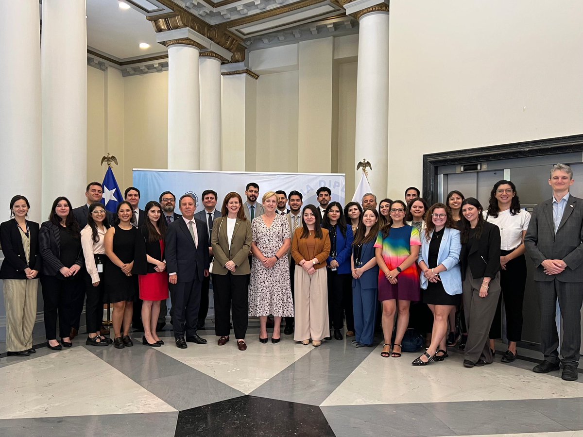 LouiseADeSousa's tweet photo. Orgullosa de darle la bienvenida a Chile a la Baronesa @JennyChapman, Ministra para Latam de @FCDOGovUK. Su visita permitirá fortalecer la relación entre UK, Chile y la región en temas como crecimiento económico, energías renovables y cuidado del medio ambiente, entre otros. https://t.co/mIRAgMpvB4