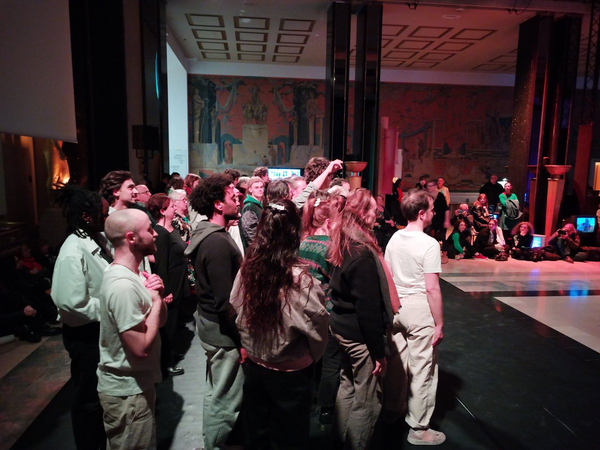 aurlienperoumal's tweet photo. #Hommage à 10 ans d'un acte quotidien de #resistance #poetique. Une #minute de #danse par jour à @TheatreChaillot, avec @prxessence. @Charlie_Hebdo_ #LiberteExpression #memoire https://t.co/GGS2QJ4D95