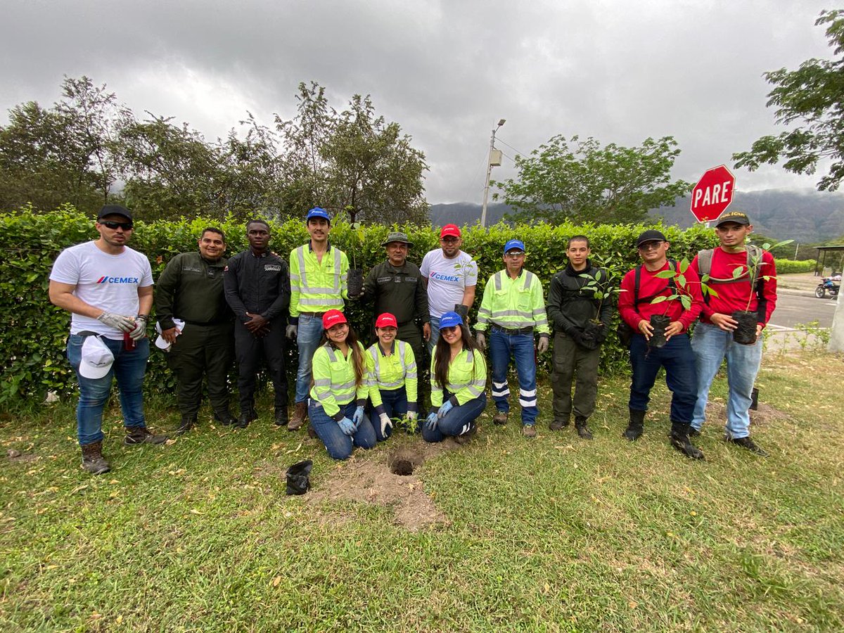 Realizamos un voluntariado de siembra con el CENOP, plantando 700 árboles en sus instalaciones. 🌱🌳 Participaron 12 colaboradores de Cemex y más de 60 de la Escuela de Policía. ¡Juntos, seguimos sembrando futuro! 💚

#SembrandoFuturo #CompromisoAmbiental #FundaciónCemex