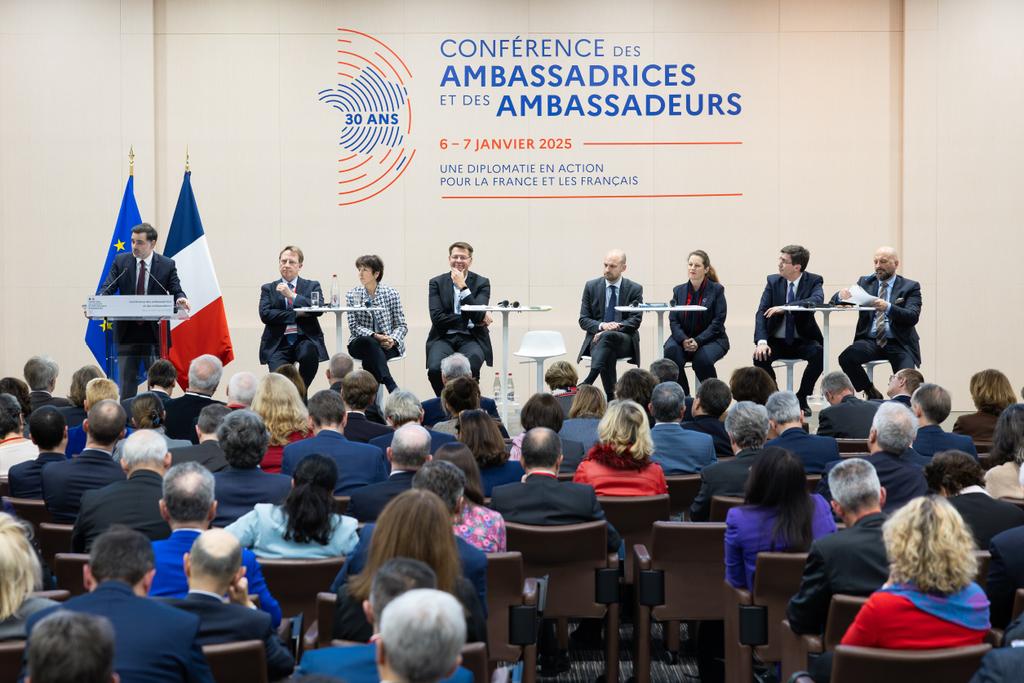 David Bertolotti (@bertodiplo) on Twitter photo Dernière plénière de la #ConfAmbass consacrée à la diplomatie économique. Les ambassadeurs sont aussi les pilotes de la "Team France Export" (la diploéco se conduit parfois un peu en franglais - poke <a href="/PascalCagni/">Pascal Cagni</a> ). Accent mis sur le soutien aux PME & ETI. #ChooseFrance Dernière plénière de la #ConfAmbass consacrée à la diplomatie économique. Les ambassadeurs sont aussi les pilotes de la "Team France Export" (la diploéco se conduit parfois un peu en franglais - poke <a href="/PascalCagni/">Pascal Cagni</a> ). Accent mis sur le soutien aux PME & ETI. #ChooseFrance