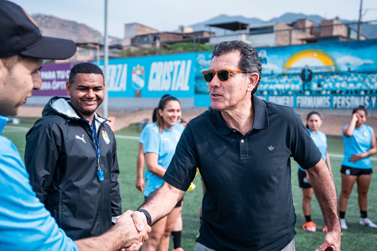 SCfemenino's tweet photo. Hoy nos visitó Gustavo Zevallos a nuestro primer entrenamiento para darle la bienvenida nuestras chicas y al comando técnico. 

¡Iniciamos el año, con todo! 🤩🩵

#SCfem
#FuerzaCristal https://t.co/iZvBJK6wBY