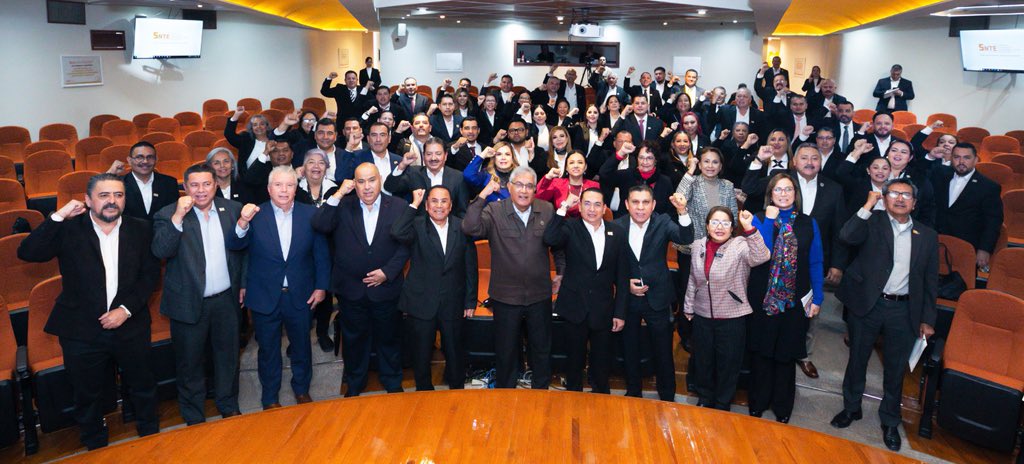 Reunido con la directiva de <a href="/SNTE6/">SNTE6 COLIMA</a>, encabezada por el Prof. <a href="/Huezosnte06/">miguel angel rivera huezo</a>, el Srio. Gral. del #SNTE, Mtro. Alfonso Cepeda Salas, refrendó el apoyo del #Sindicato al nuevo Comité y celebró que cada vez más mujeres sean electas en los Comités Ejecutivos, como ocurrió en #Colima