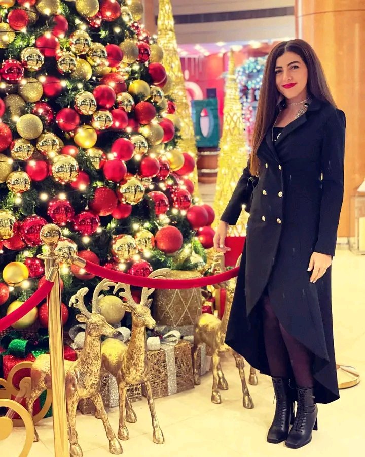 SarahHasse34790's tweet image. Beauty is power; a smile is its sword"