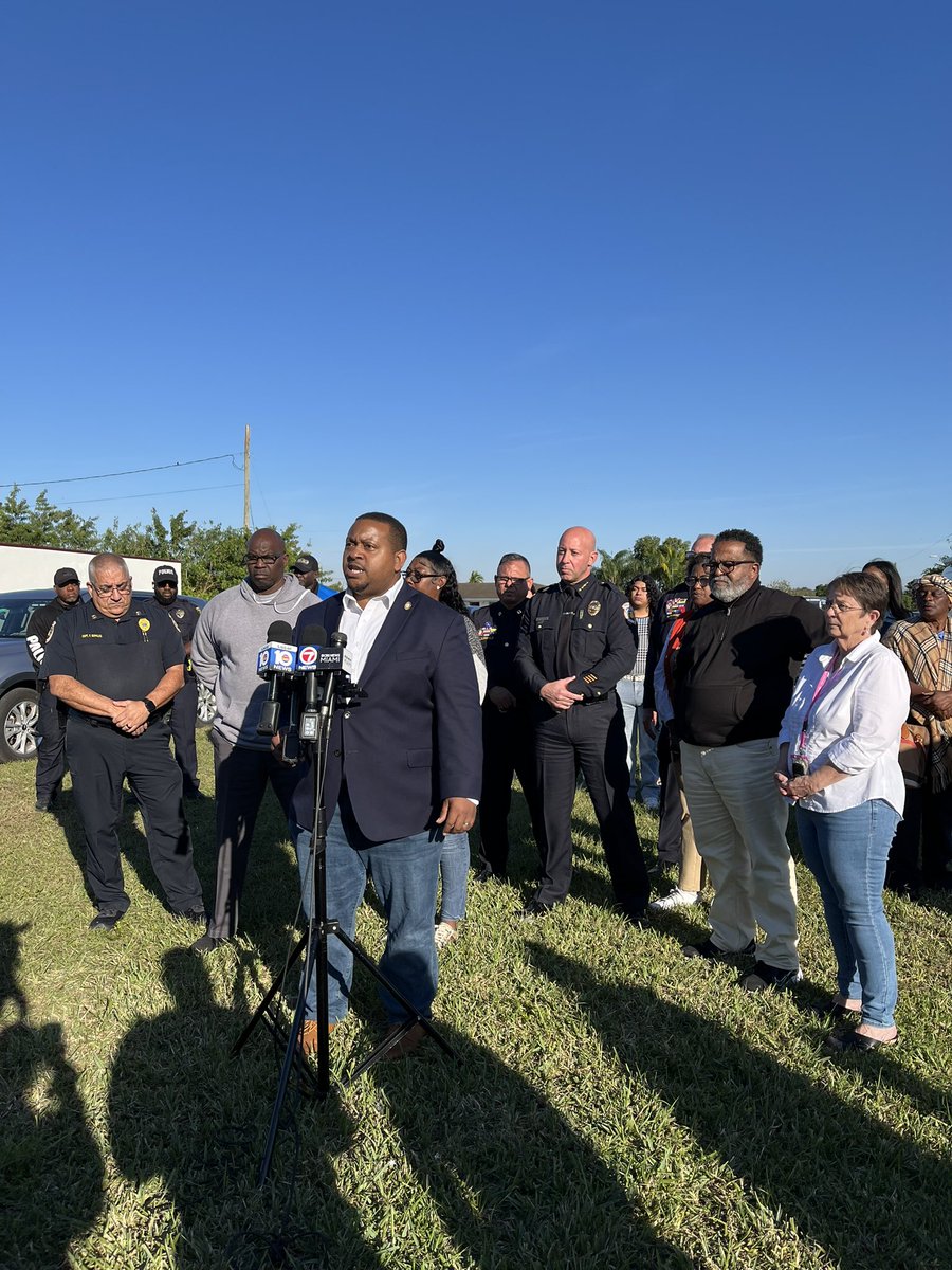 HomesteadPD's tweet image. Homestead PD, FL City PD, Rep. Chambliss, Crime Stoppers, and Mothers Fighting for Justice stood together against violence today.

We shared a clear message: protect our kids and ensure justice

If you have info on Johvan “Woodah” Taylor’s tragic loss, report it to Crime Stoppers