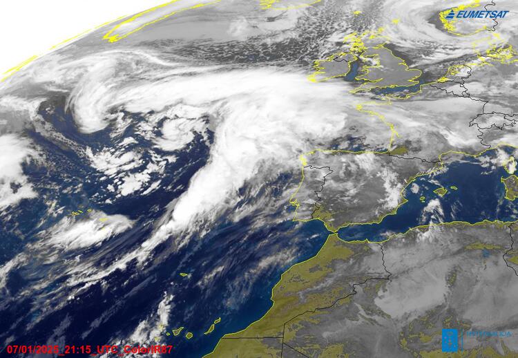 En la madrugada notaremos un empeoramiento de la meteorológica:

💨Rachas superiores a los 80Km/h en muchas zonas de #Galicia (3h-9h)

🌧️Lluvias de intensidad fuerte, que pueden acumular 15l/m² en 1 hora (6h-9h)

⛈️Después, chubascos con posiblidad de tormentas y granizadas a lo