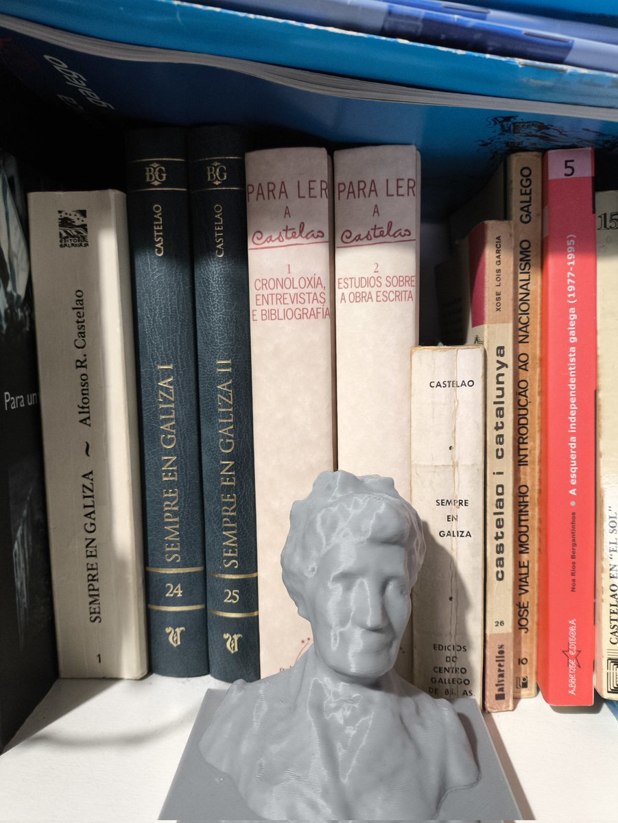 "Sangue vermelho
abrolha do teu peito
Azul e branco
Recobre o cadaleito

Desde o teu leito
Luz de justiça serás
Na tua memória
o povo começa a acordar"

<a href="/liskapunk/">LISKA!</a> "Irmao"