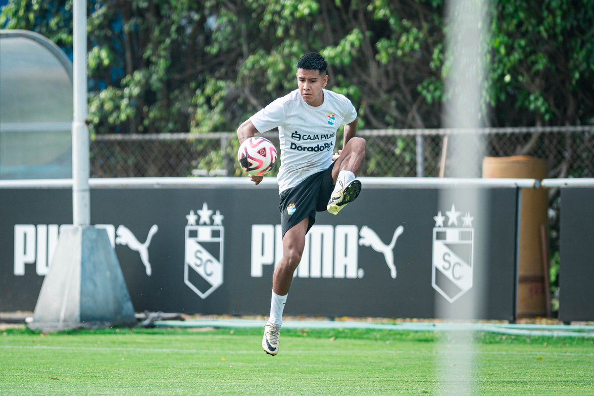 ClubSCristal's tweet photo. 🔛 ¡Martes, con todo! 💪🔥

#FuerzaCristal https://t.co/m4TRe24V7n
