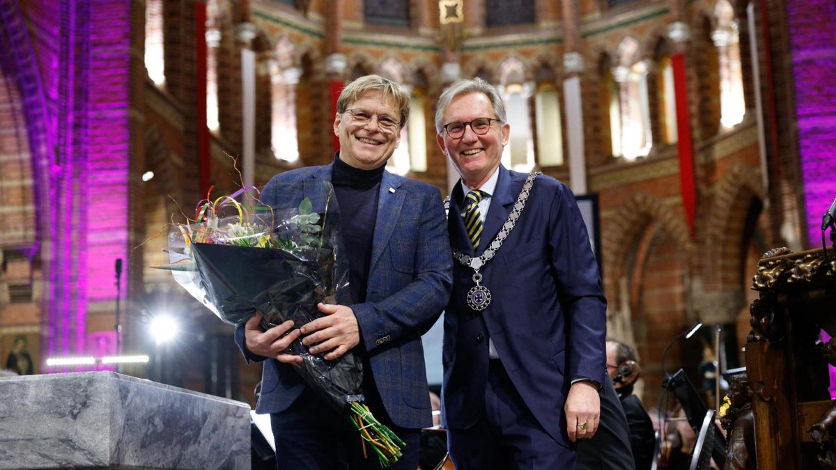 Gemeentespeld voor Luuc Jonker. Burgemeester roemt zijn inzet voor Hilversumse architectuur en staat stil bij het noodlot dat zijn gezin trof ⬇️ gooieneemlander.nl/regio/gooi-en-…