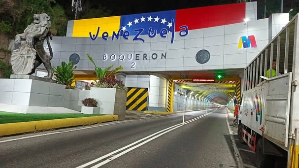 FMCENTER's tweet photo. ⚠️ Atención - Tránsito parcialmente restringido en la Autop. Caracas/ La Guaira en las próximas 72 horas por trabajos en Boquerón 1 y 2. #TrafficCenter 

📍Vía Alterna:

- Carretera Vieja Caracas - La Guaira. https://t.co/Sh9kZt23tH