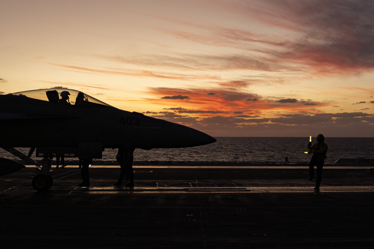 USNavy's tweet photo. #USNavyPhotosoftheDay:
1️⃣ #VFA136 conducts #FLTOPS 2️⃣ and #VFA-81 maintains aircraft aboard @USSHARRYSTRUMAN in @US5thFleet
3️⃣ #USSSterett #DDG104 #UNREP w/ @MSCSealift USNS Richard E. Byrd and 4️⃣ AOAN Aquino moves ordnance aboard #USSCarlVinson @CVN70 in South China Sea
👉 https://t.co/pL7HrT5JMR
